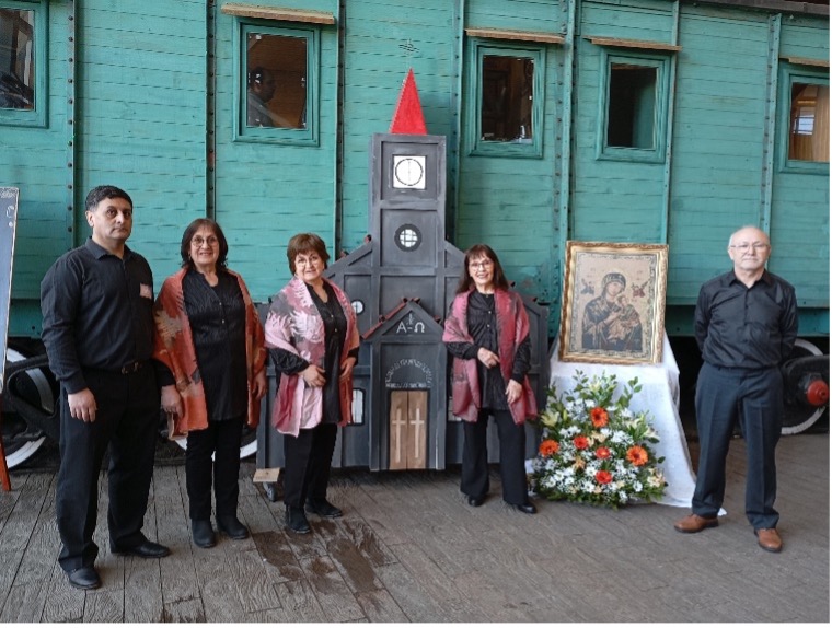 imagen de personasjunto a la maqueta gigante de la parroquia